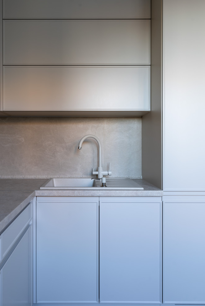 Монохромная кухня до потолка с интересными решениями