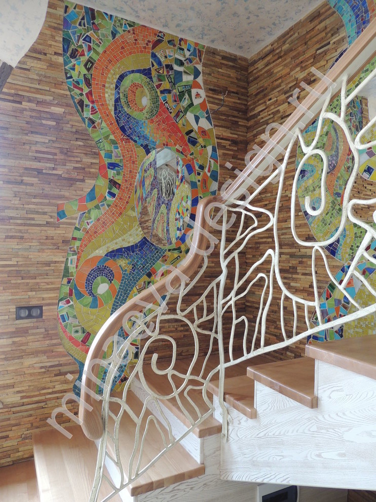 Ручная мозаика в стиле Гауди (25 кв.м), лестничный пролет