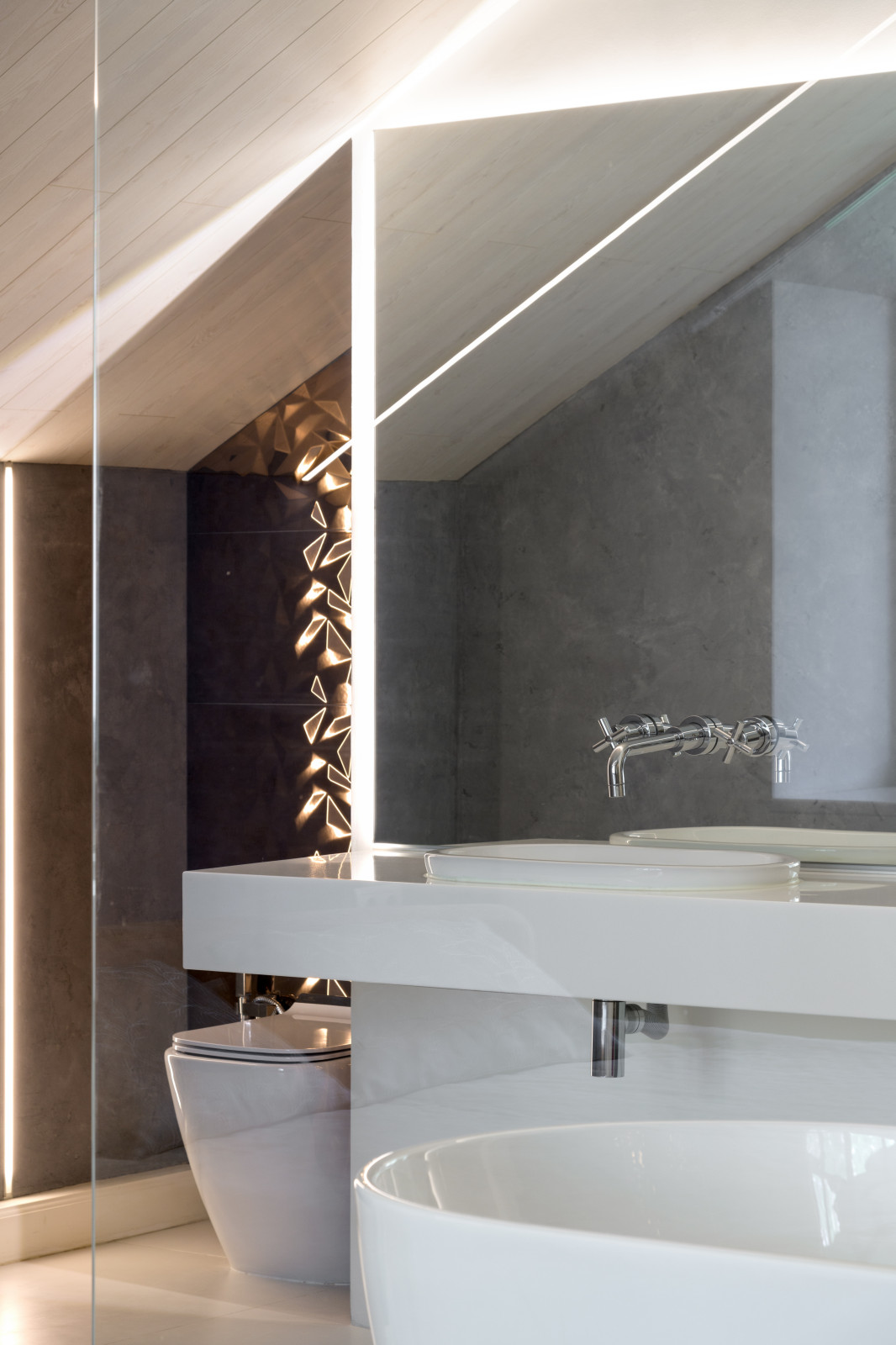 Яркая мансарда в загородном доме