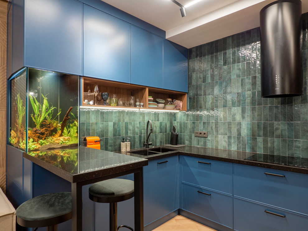 Кухня в современном стиле со встроенным аквариумом
