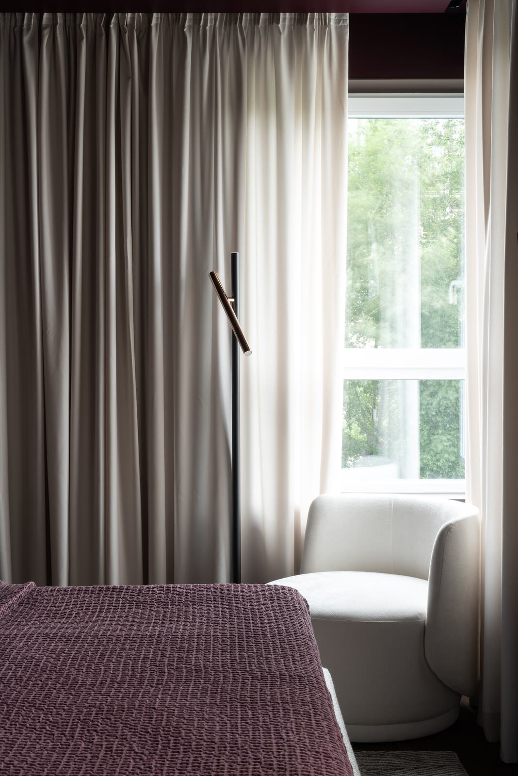 Кресло с торшером в спальне