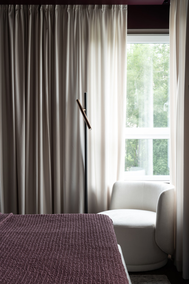 Кресло с торшером в спальне