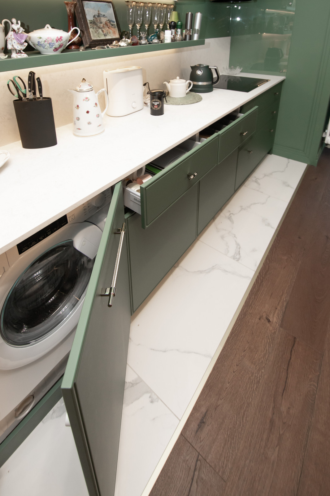 Стильная неоклассическая кухня в темно-изумрудном цвете