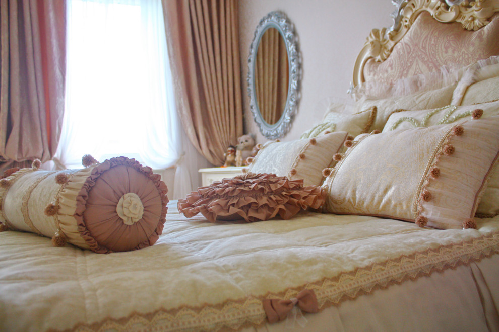 Спальни из розовой мечты: оформление кроватей; покрывала, валики, подушки