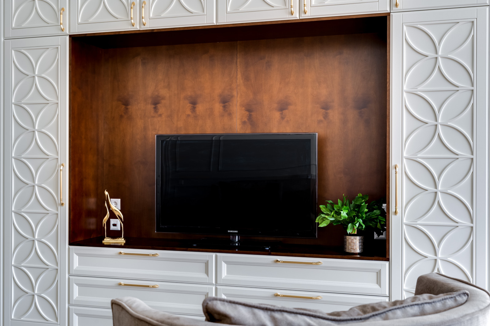 Просторная гостинная с функциональной мебелью