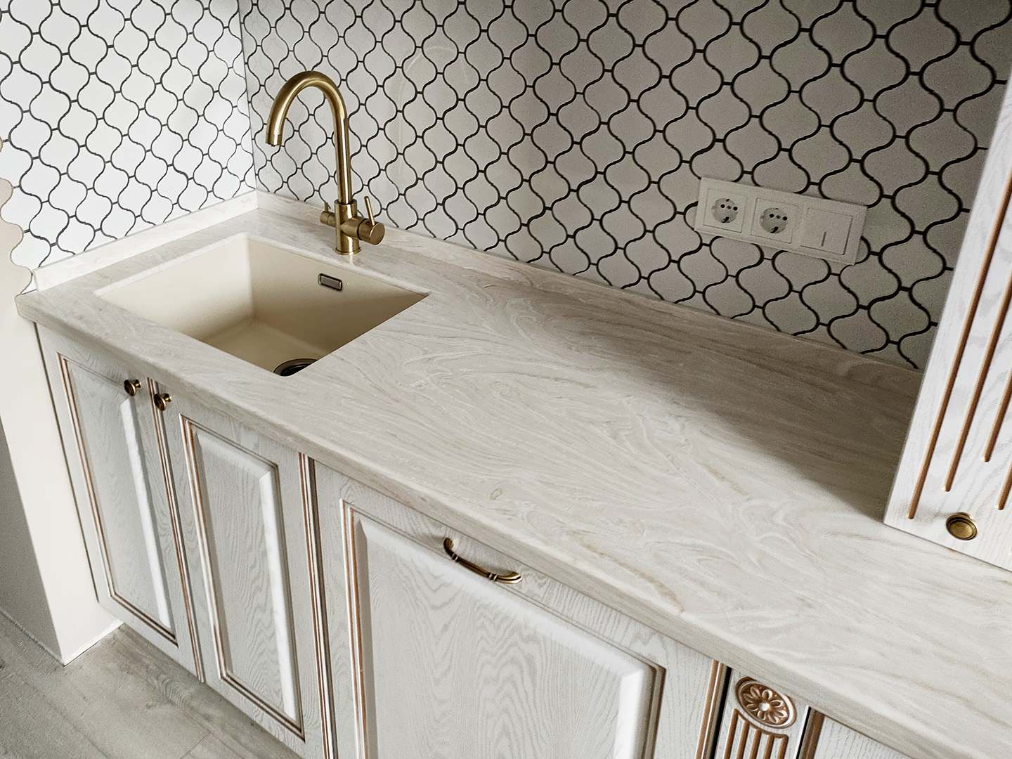 Столешница для классической кухни из искусственного камня Grandex