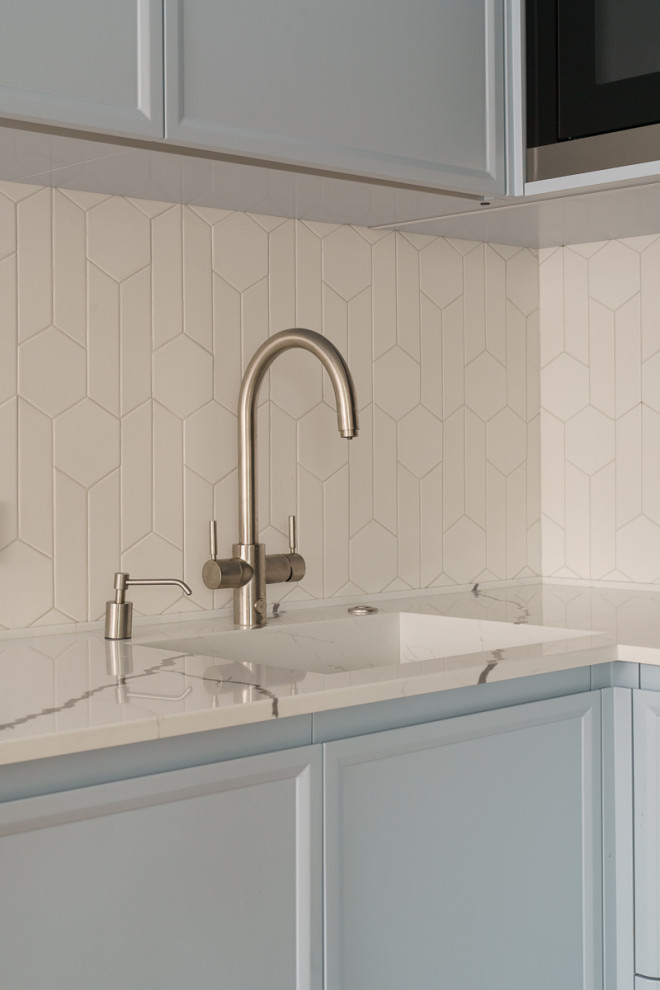 Голубая кухня, жалюзийный шкаф, полки и мебель в ванную с натуральным шпоном дуб