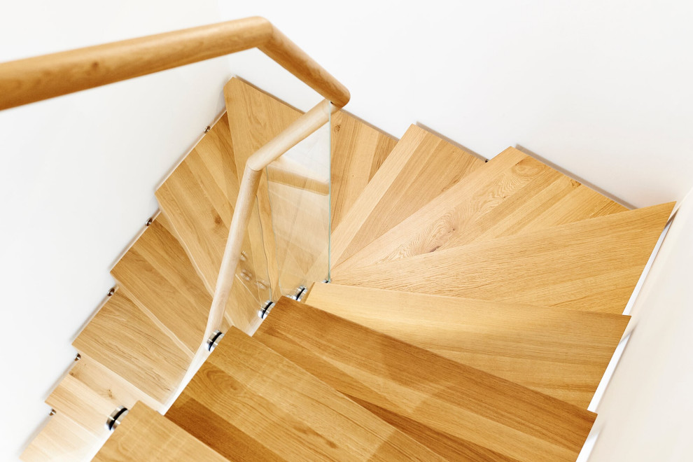 Дубовая лестница со стеклянным ограждением