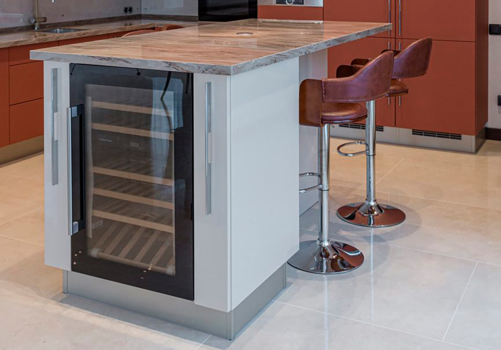 Кухня с островом для загородного дома