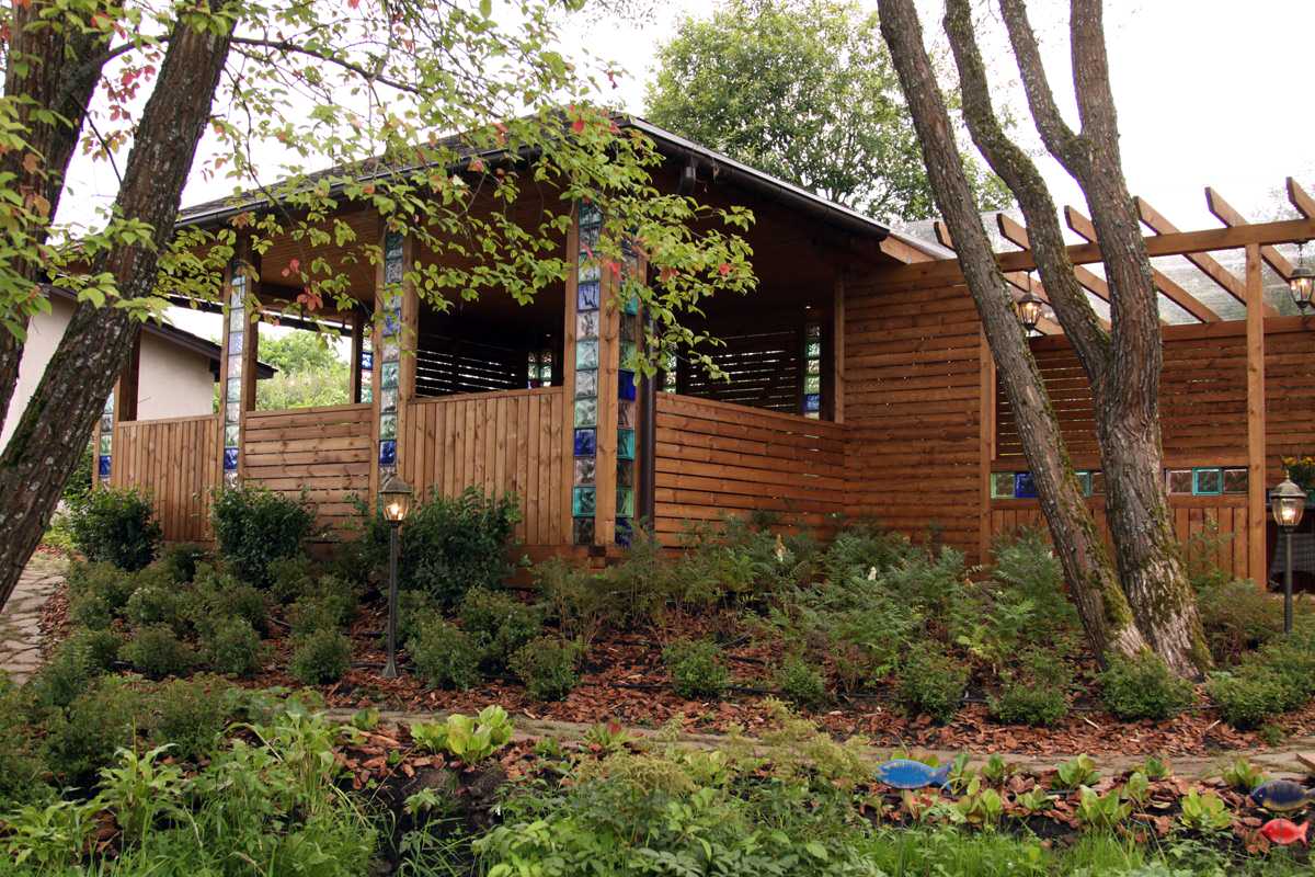 Сад у ручья