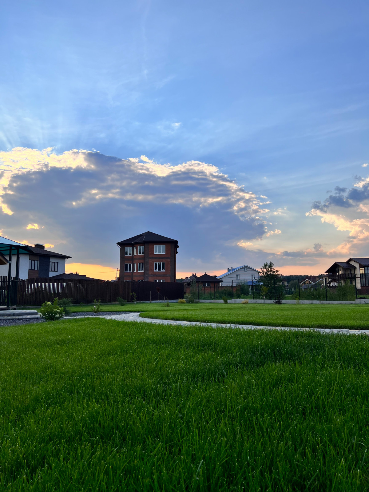 Ландшафтный дизайн территории частного владения в КП "Земляничная поляна"