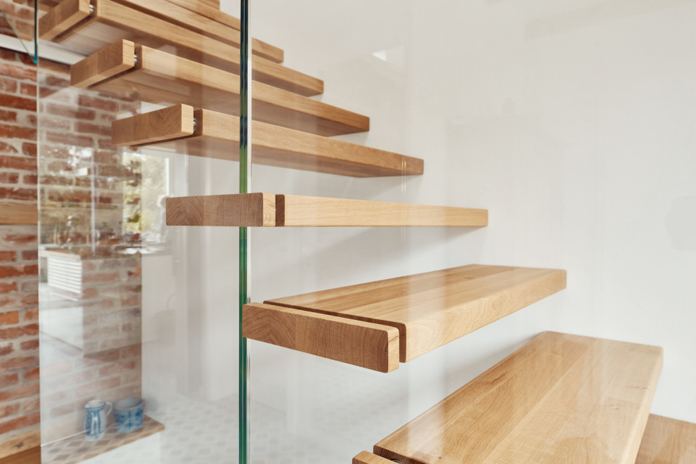 Консольная лестница из дуба со стеклянной балюстрадой