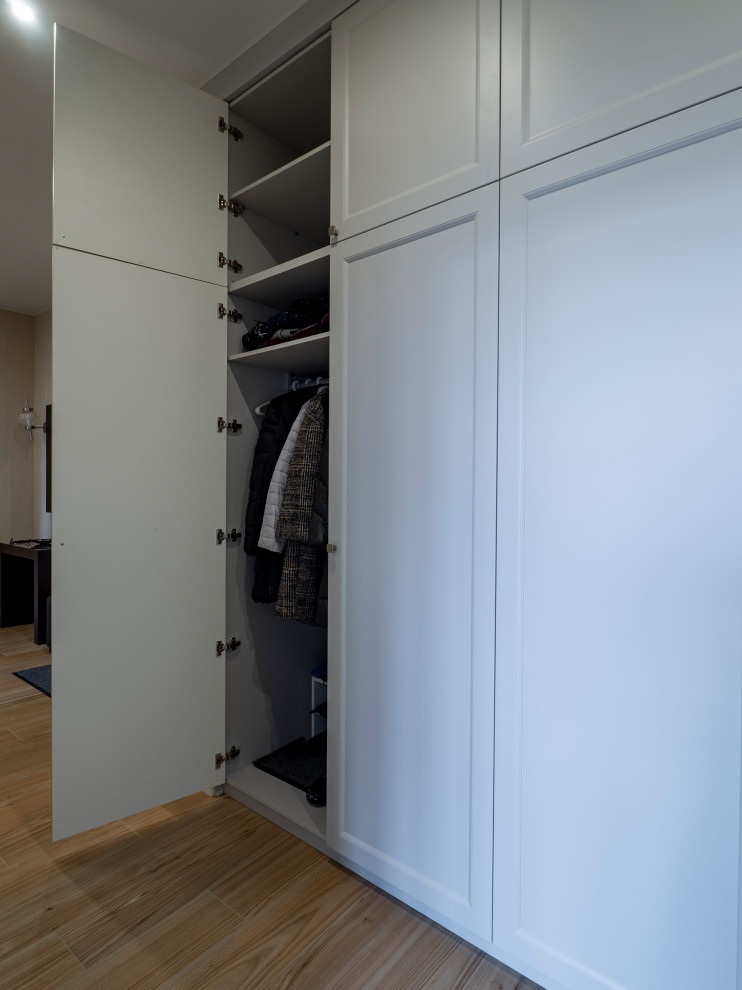 Меблировка прихожей и санузла в светло-мятном цвете