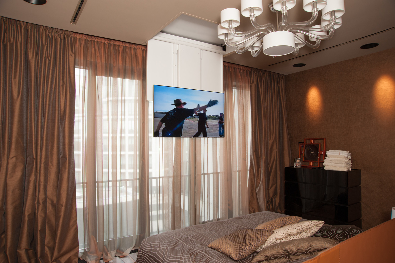 Телевизор, выезжающий из-под потолка