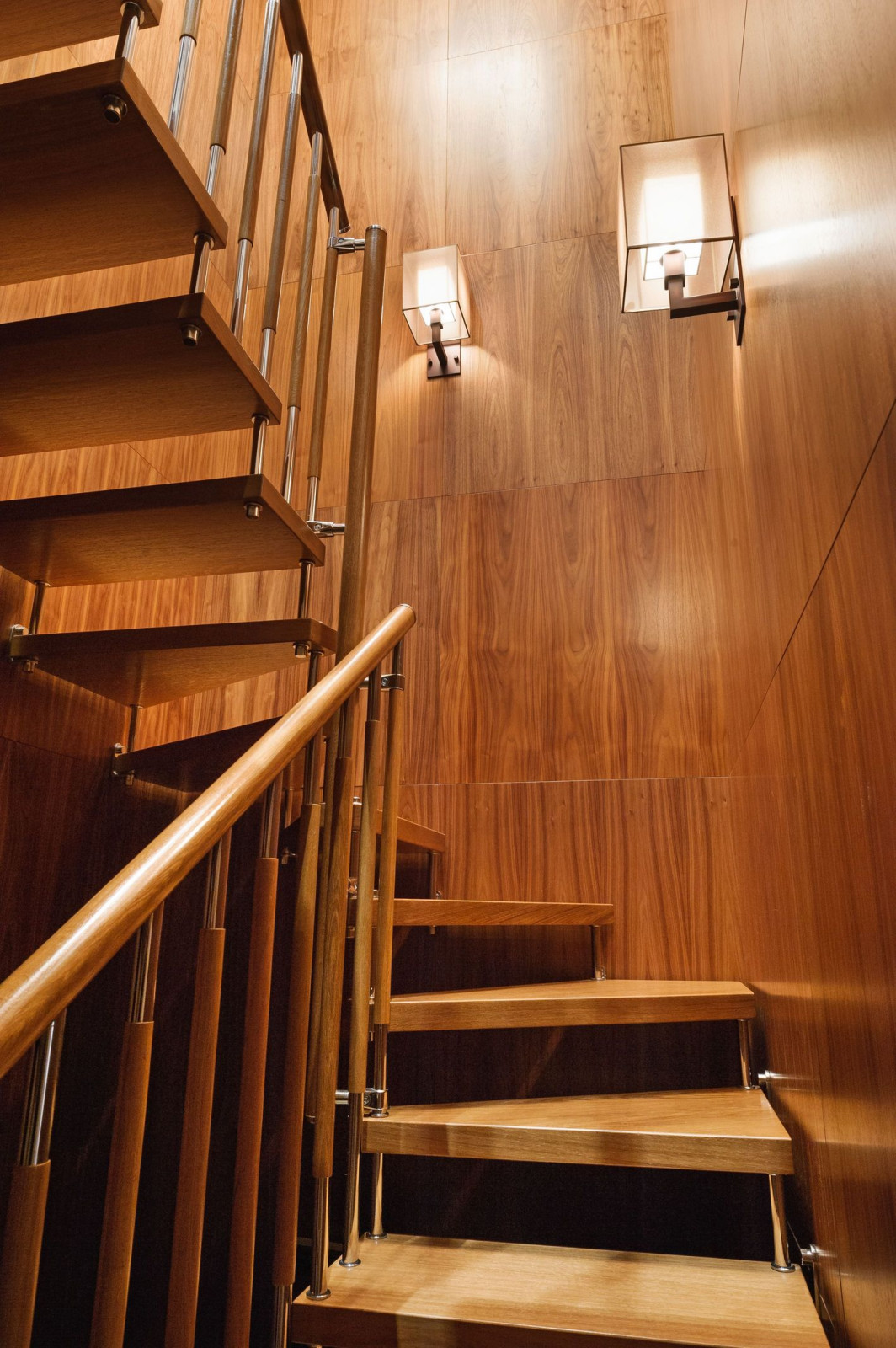 Дизайн интерьера двухуровневой квартиры в Санкт-Петербурге