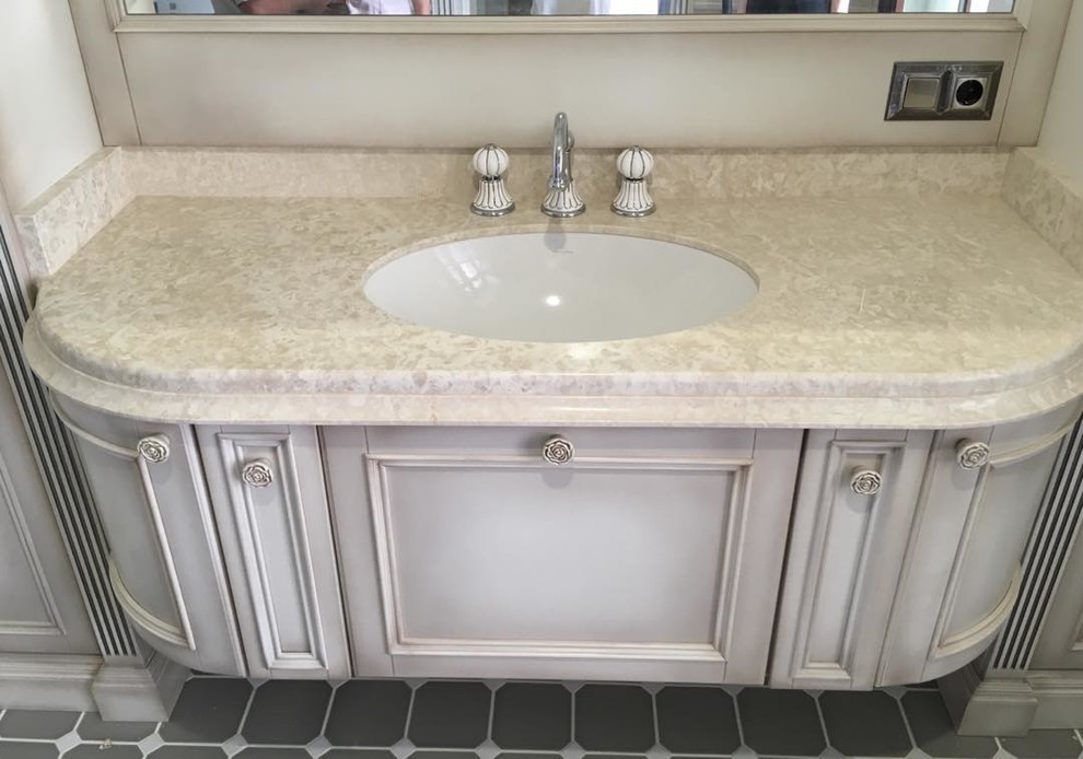 Столешница из мрамора с плинтусом в ванную комнату