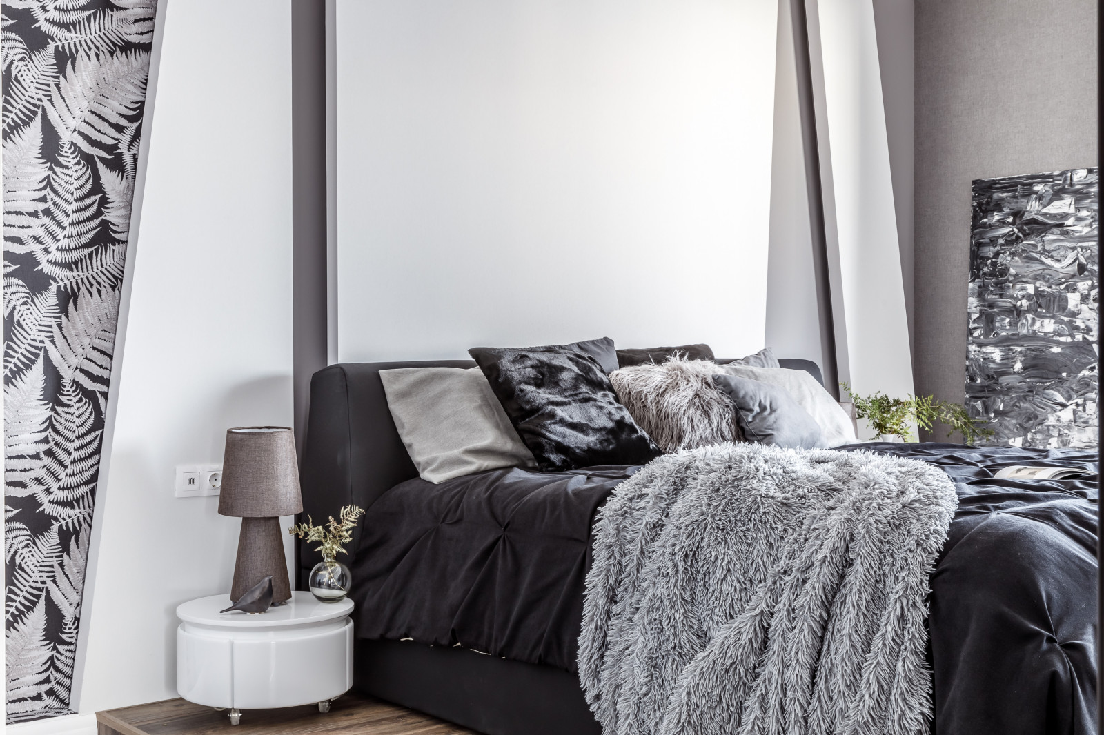 Монохромный интерьер в 2-х комнатной квартире