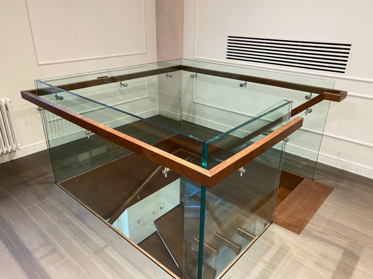 Лестница из стекла и дерева