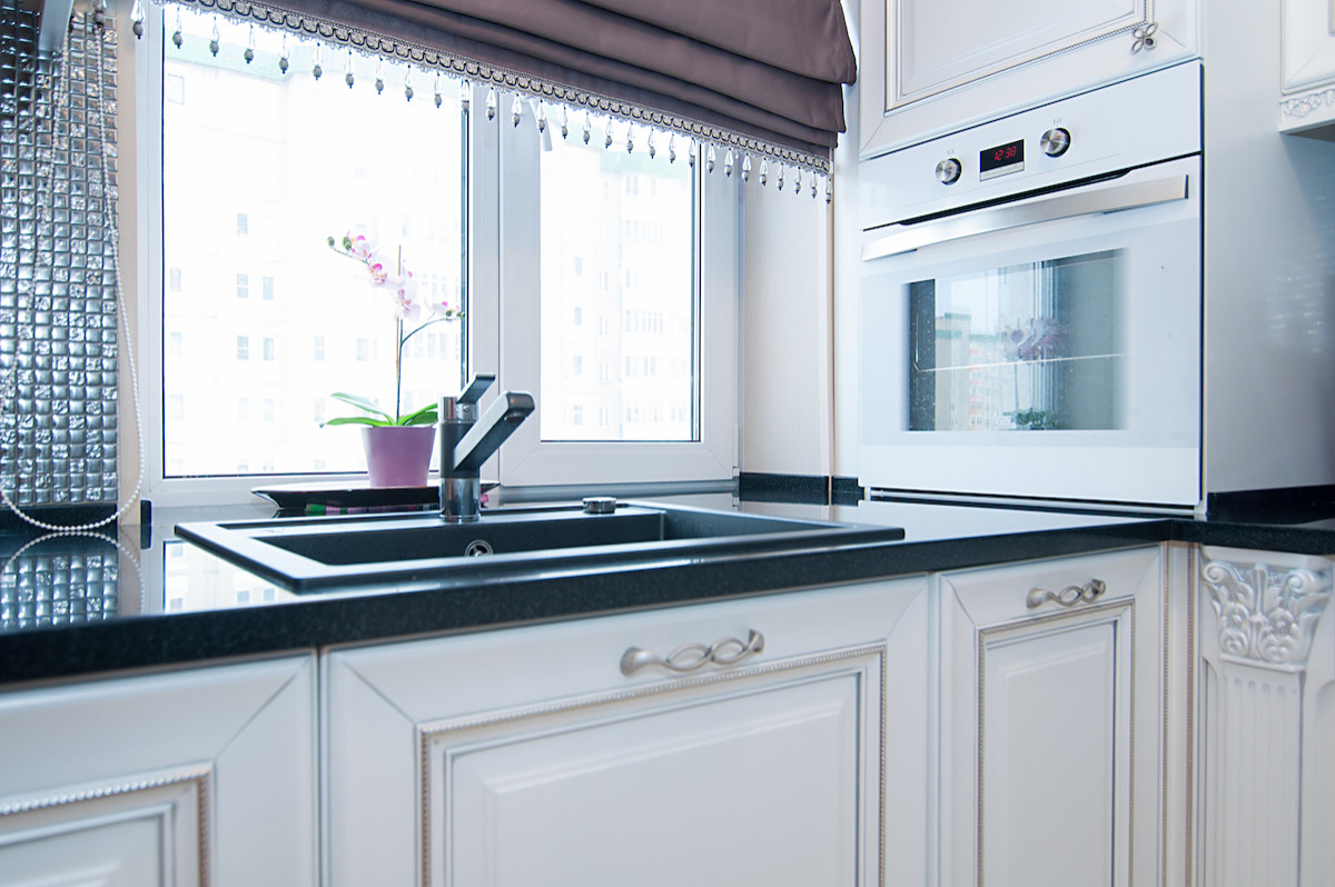 Классическая кухня в черно-белых тонах