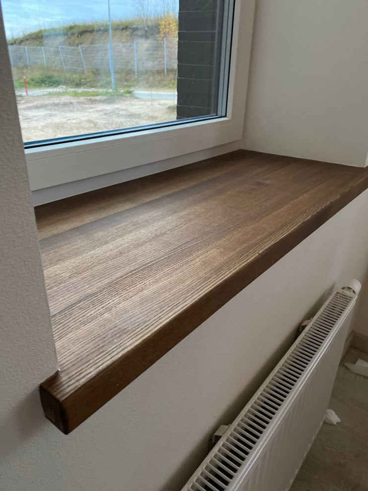 Подоконник из массива в ванной в частном доме