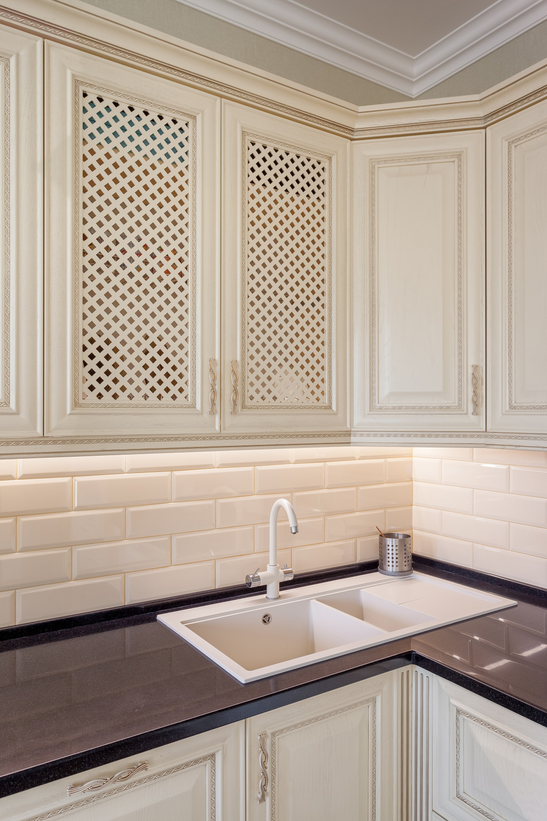 Кухня с порталом в частный дом г. Краснодар и массива ясеня