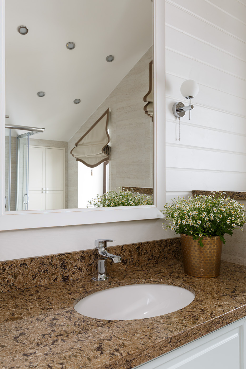 Cambria Lincolnshire ванная/туалет. Столешницы с мойками, плинтус