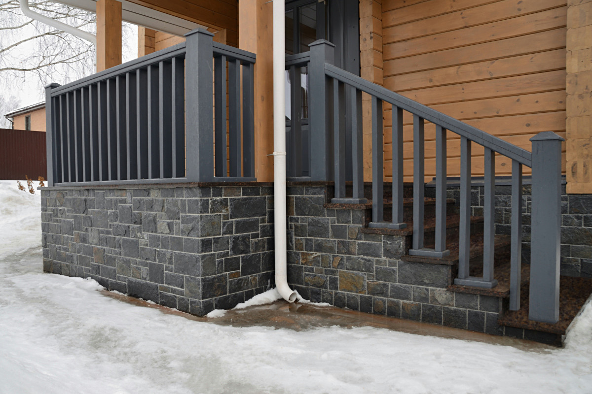 Дом из бруса с цоколем из камня