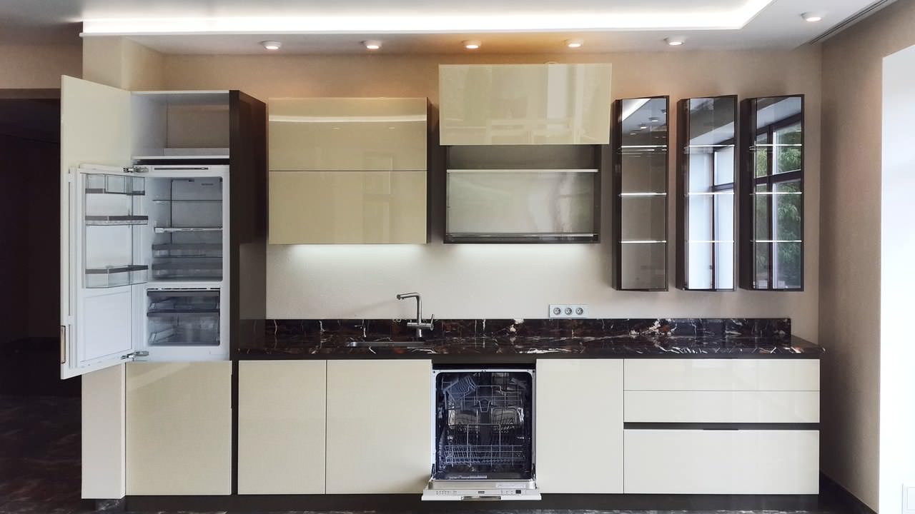 Обложка проекта: Кухонный гарнитур со стеклянными фасадами