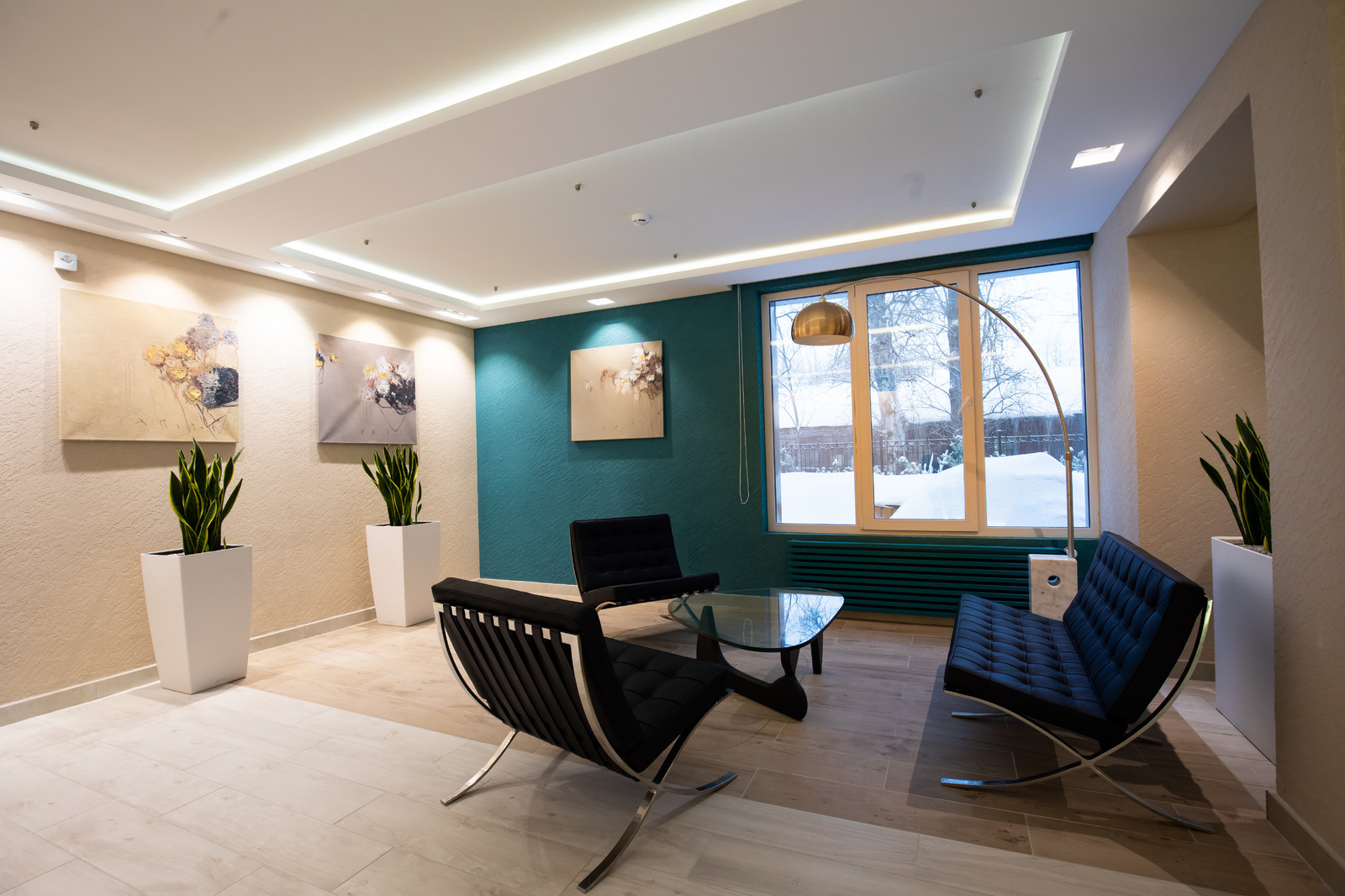 Декорирования репродукциями зоны лобби в ЖК "Петровская Ривьера"