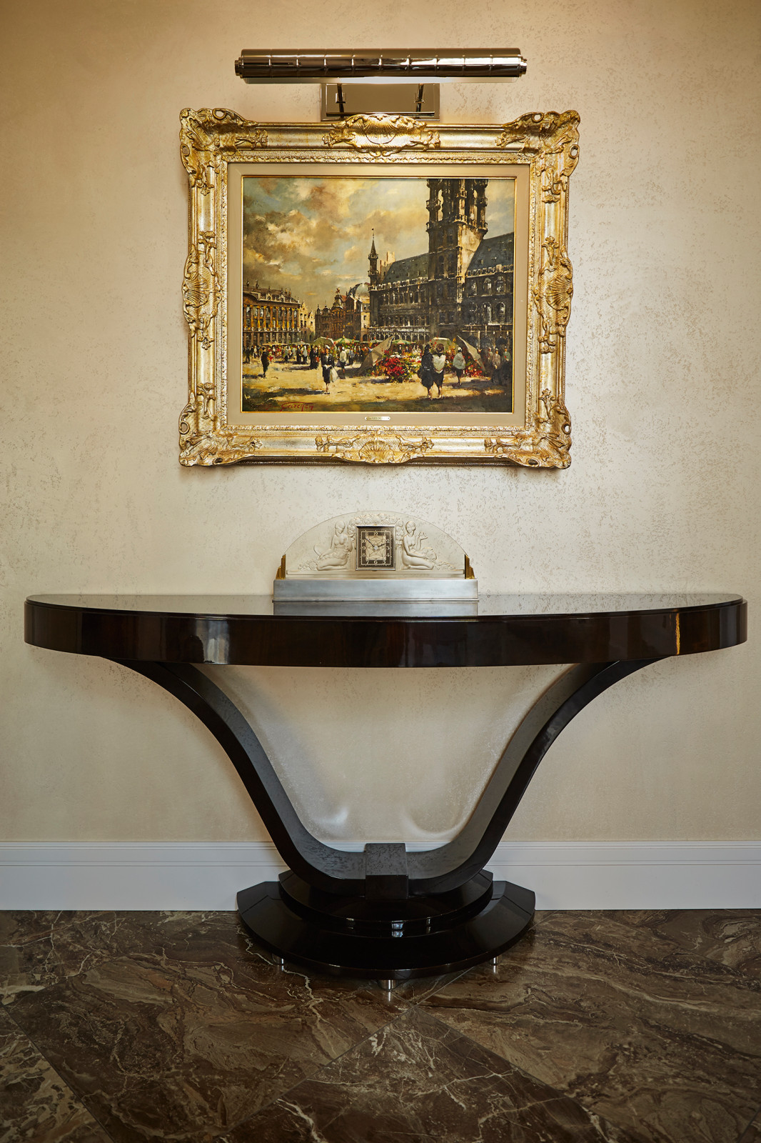 Консоль в гостиной