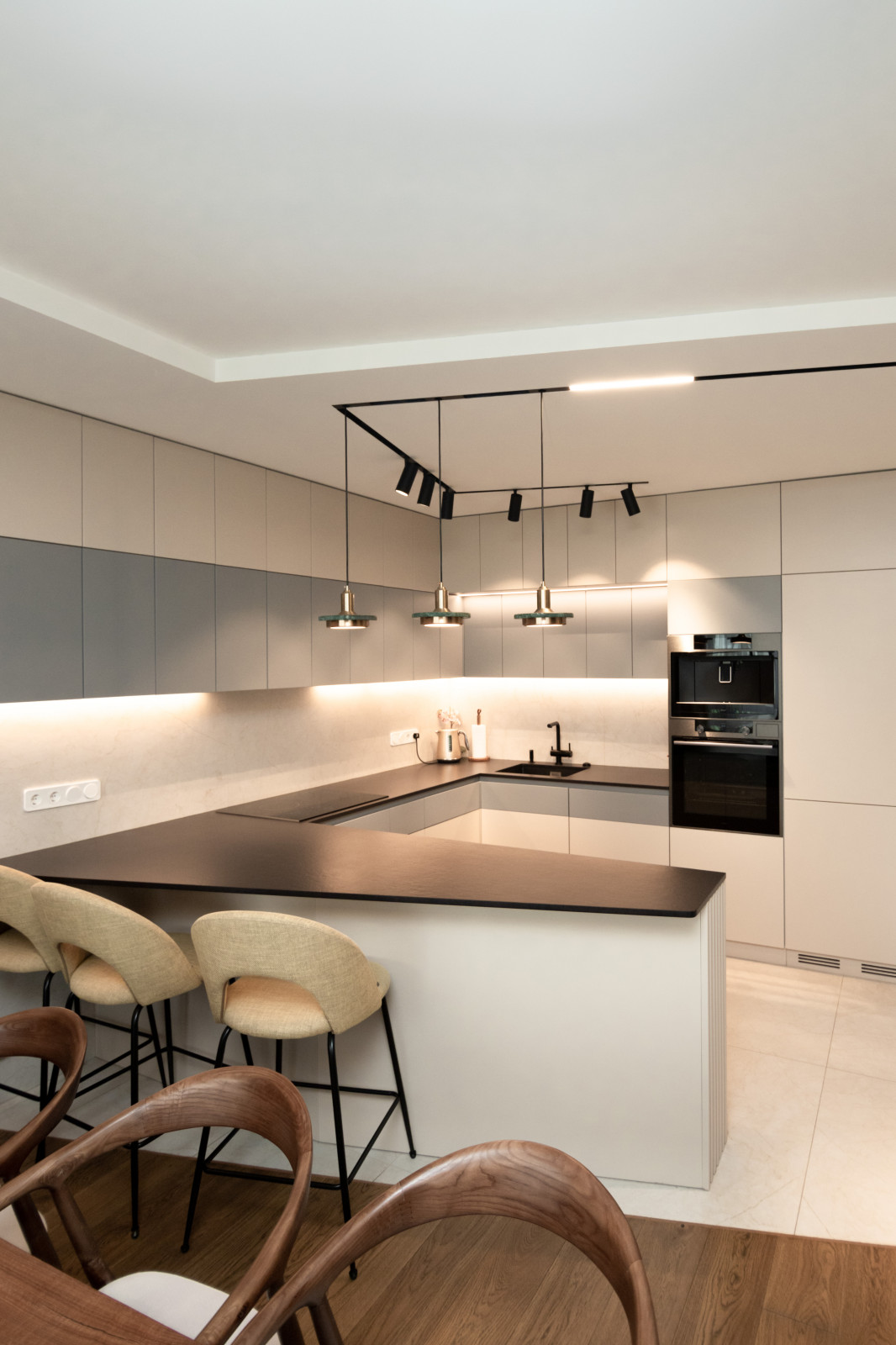 Современная кухня-гостиная с необычной барной стойкой и ТВ-зоной