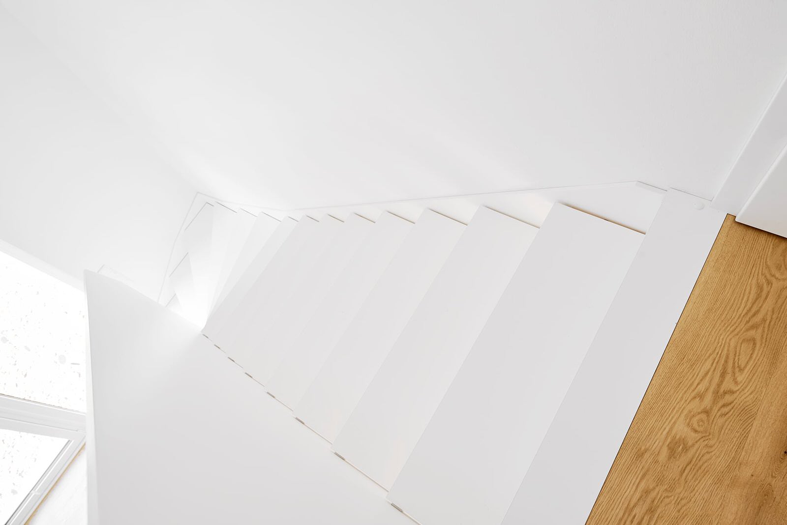 Белая лестница, а также кухня, паркет и двери от hokon