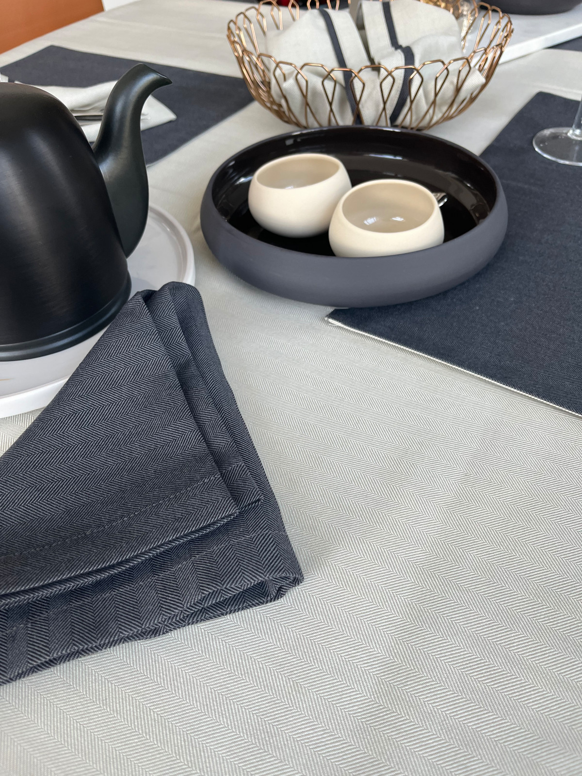 Обложка проекта: Современная графитовая сервировка