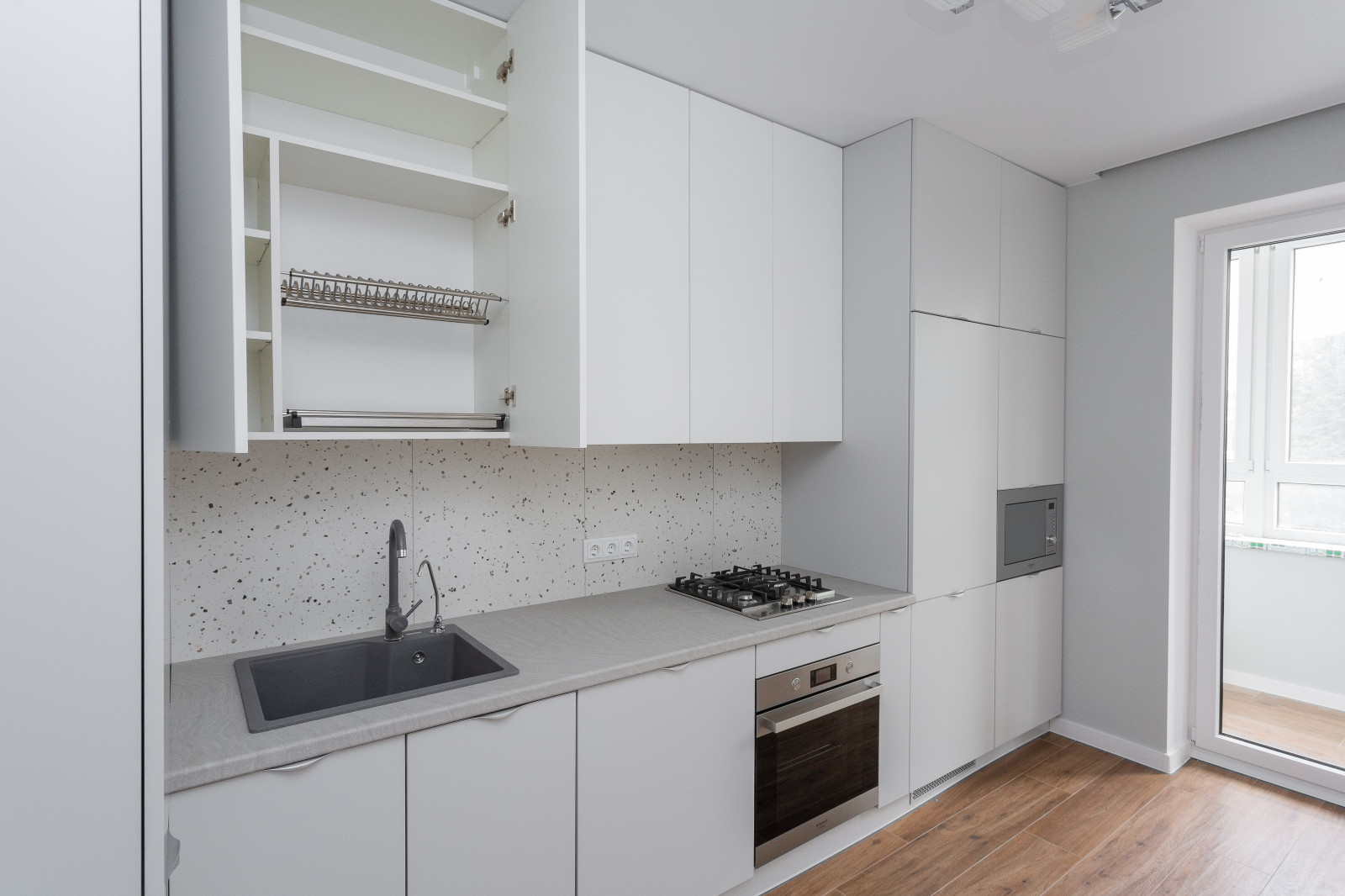 Матовая белая современная кухня