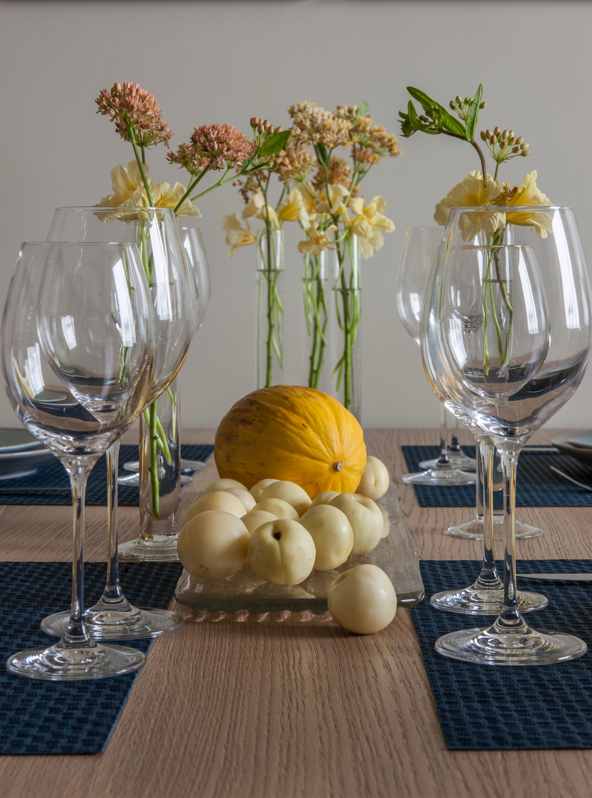 Обеденный стол