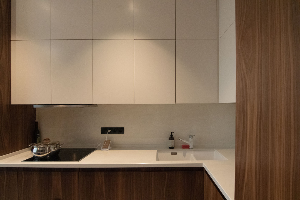 Кухня в стиле минимализм с фасадами под "темное дерево"