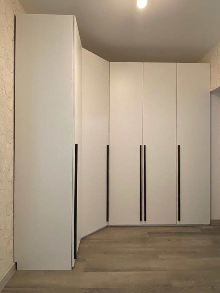 Встроенные распашные шкафы