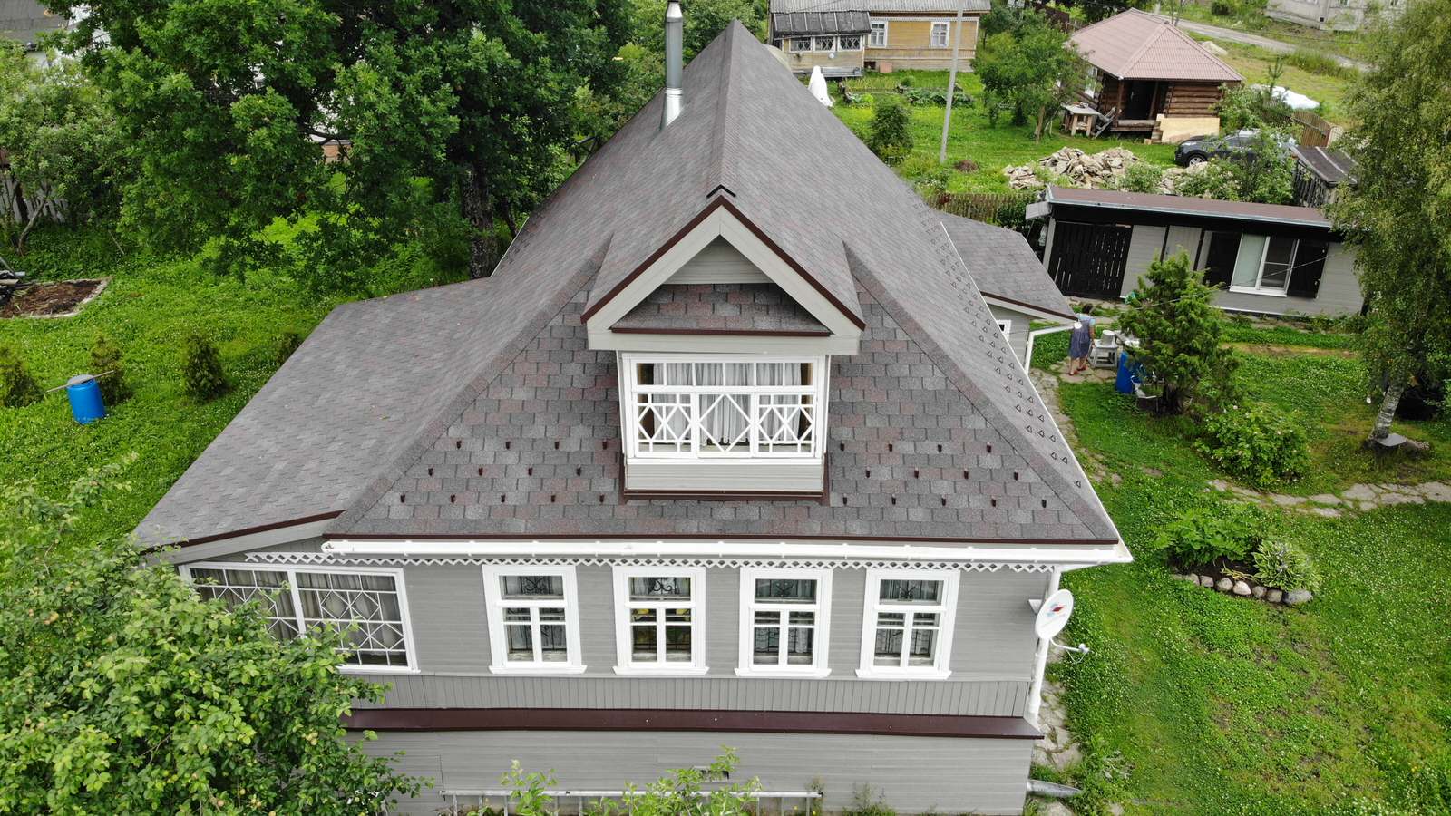 Классический дачный домик с резными наличниками