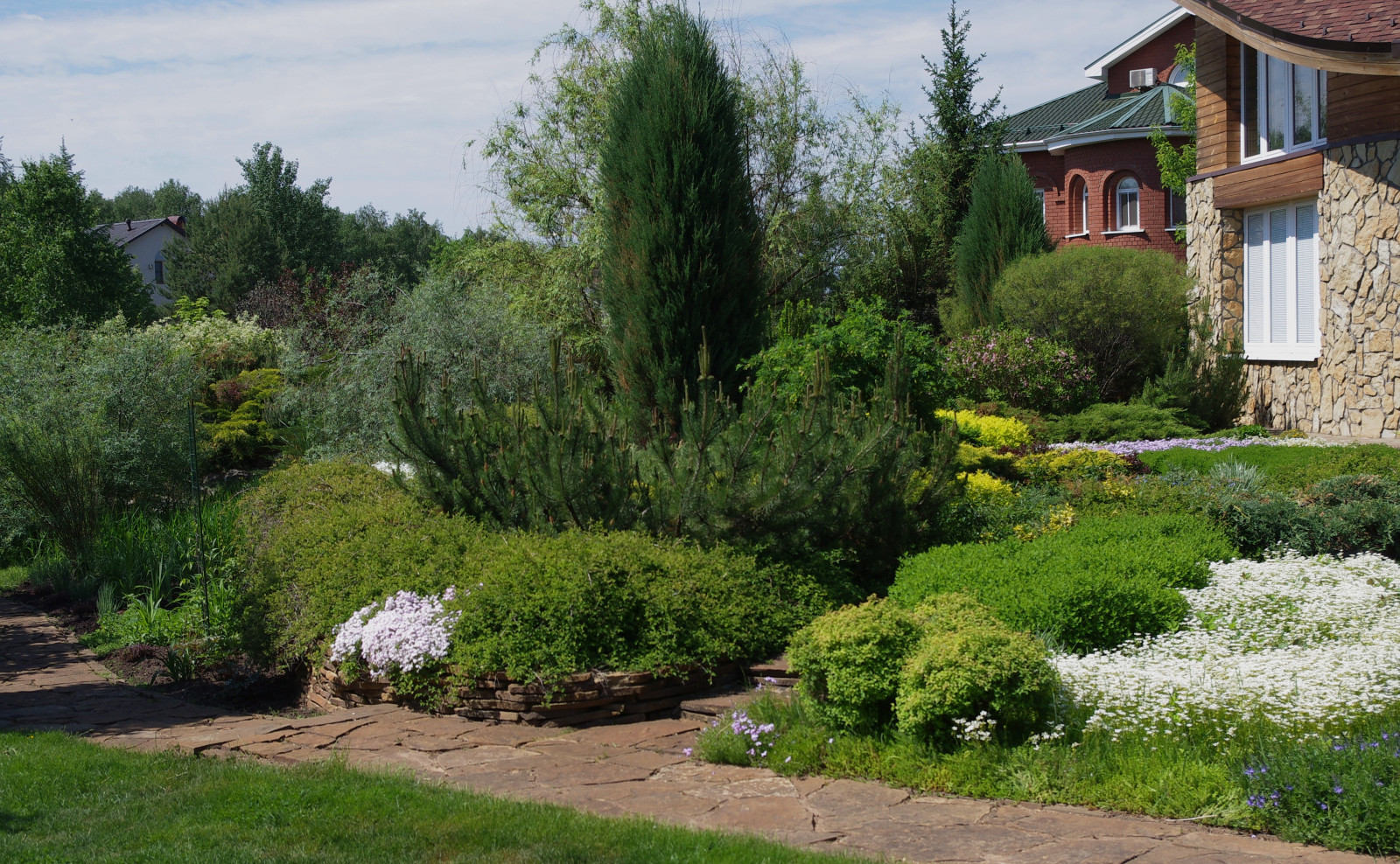 Вертикальный  акцент в саду.