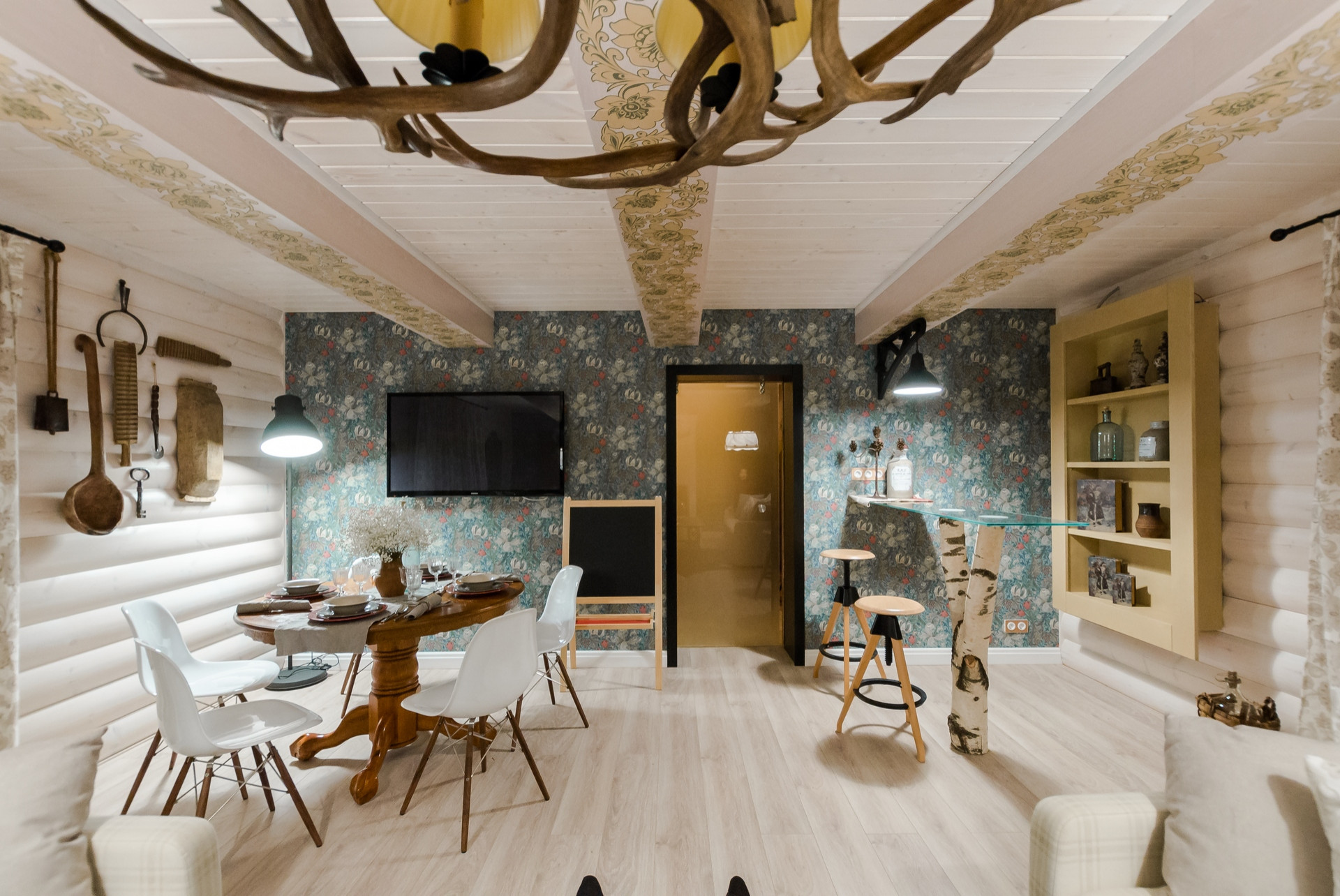 Проект недели: «Английская» изба в дачной гостиной