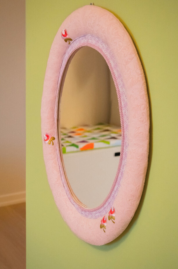 Дизайн интерьера детской комнаты для девочки в деревянном доме.