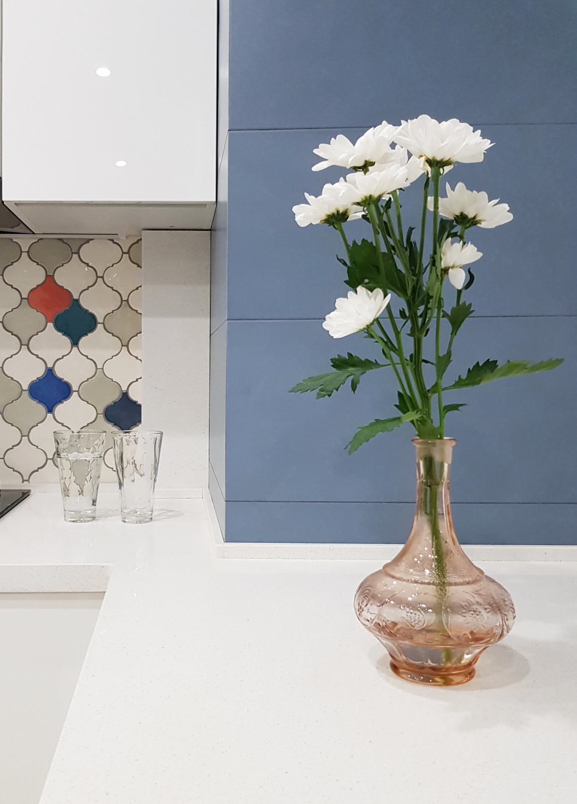 Бабушкина ваза на белой кухне