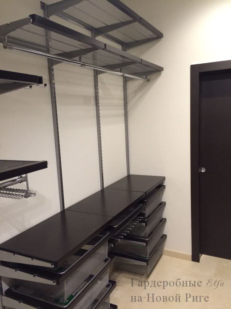 Гардеробная Elfa в темном декоре