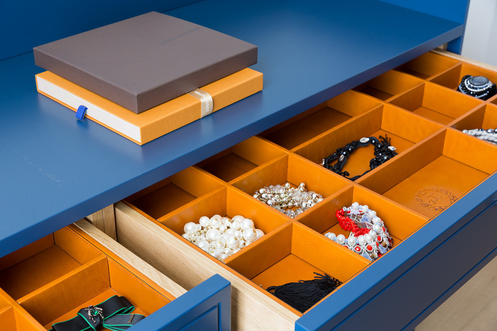 Белая кухня и гардеробная комната в глубоком синем цвете