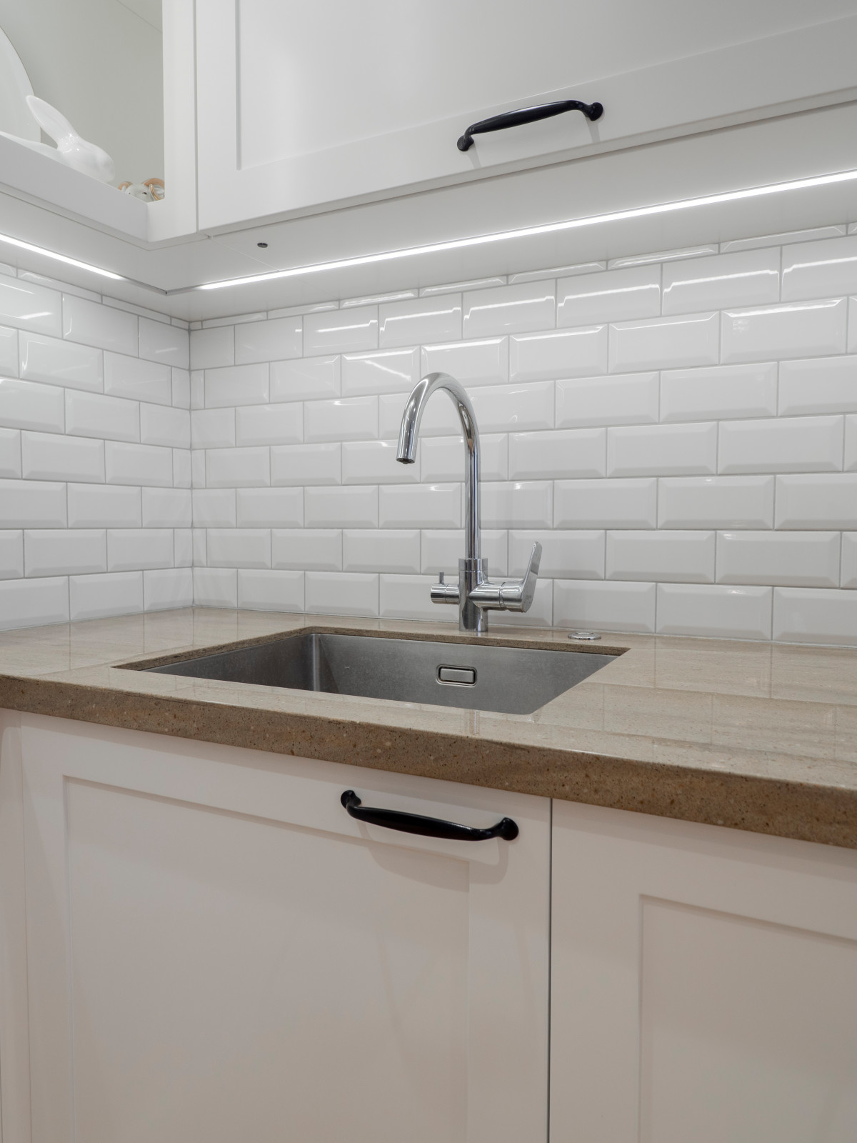 Стильная неоклассическая кухне в белом цвете