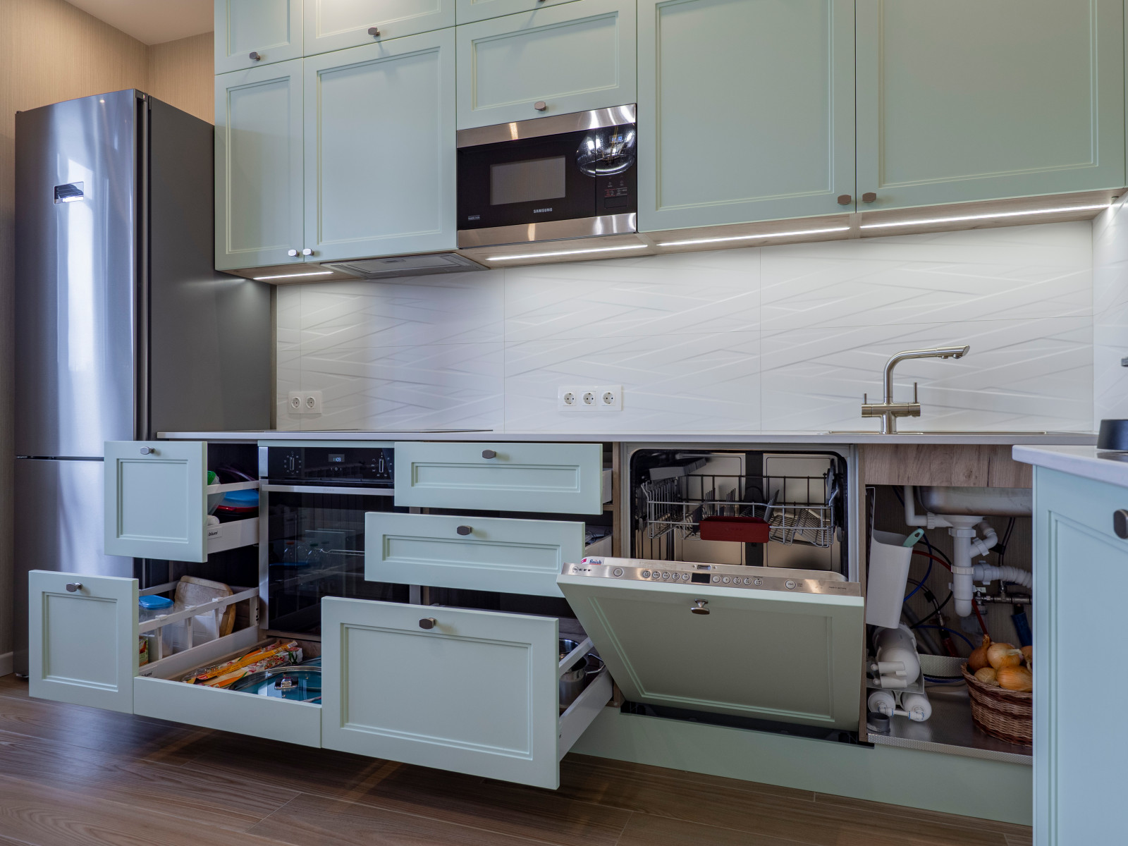 Нежная светло-мятная кухня в стиле неоклассика