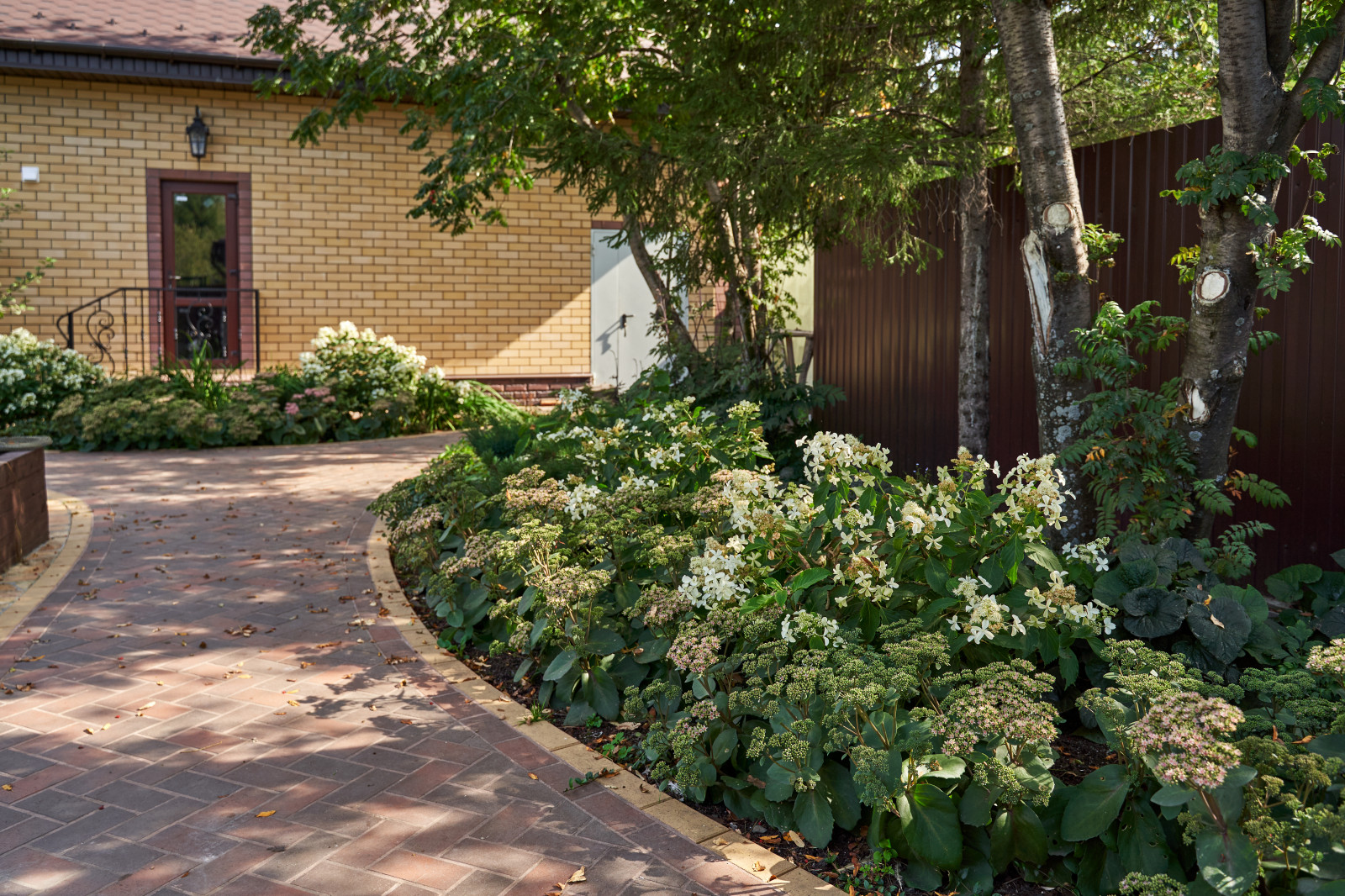 Сад в розовой дымке