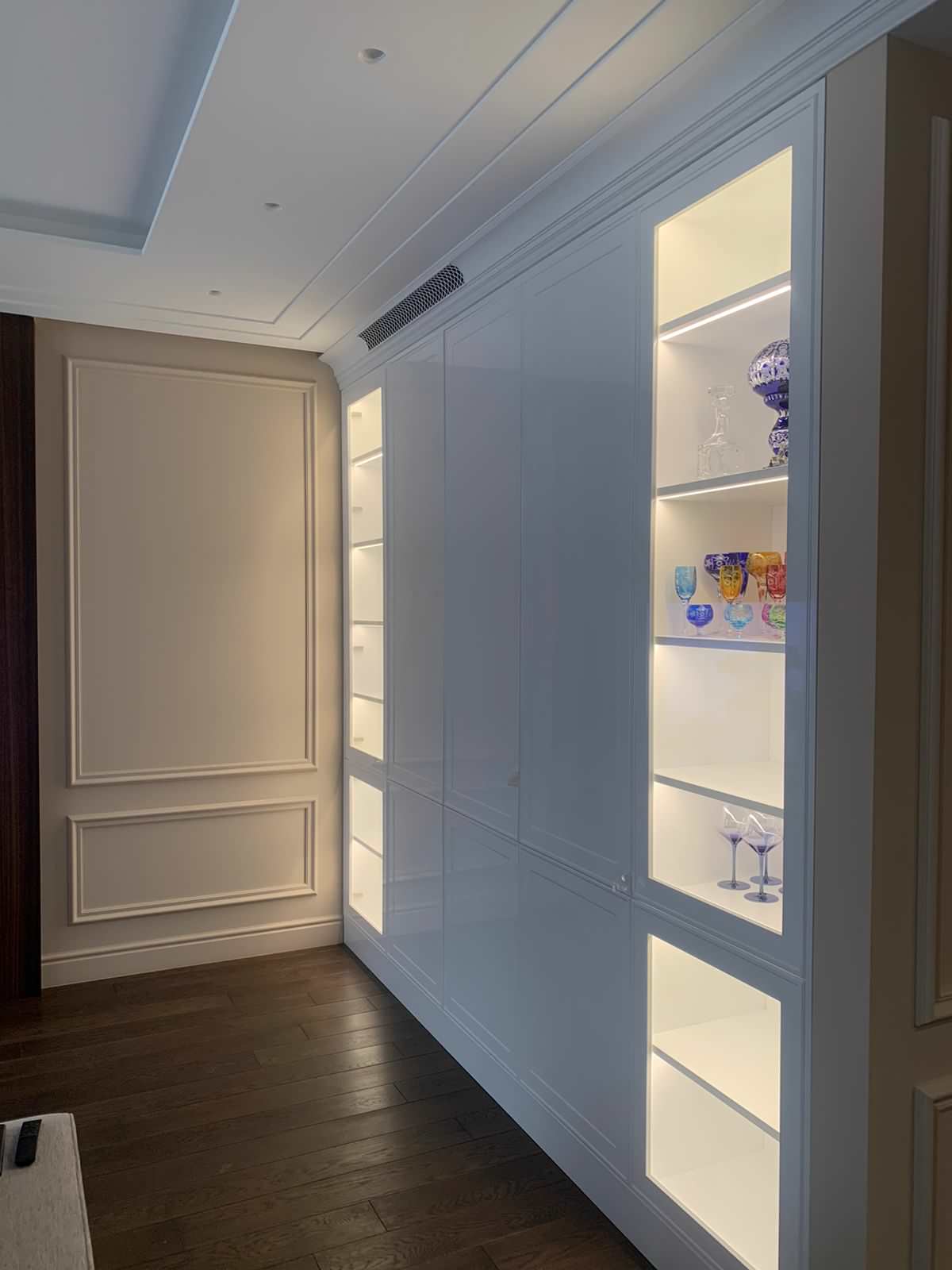 Внутреннее освещение витрин сбоку