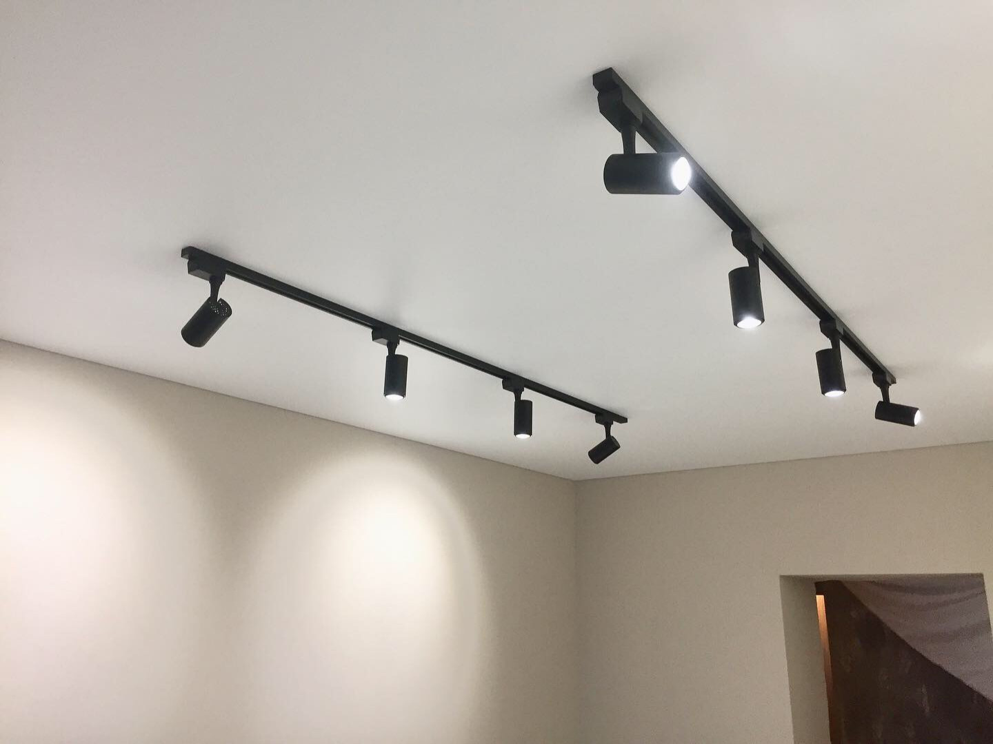 Обложка проекта: Трековые светильники