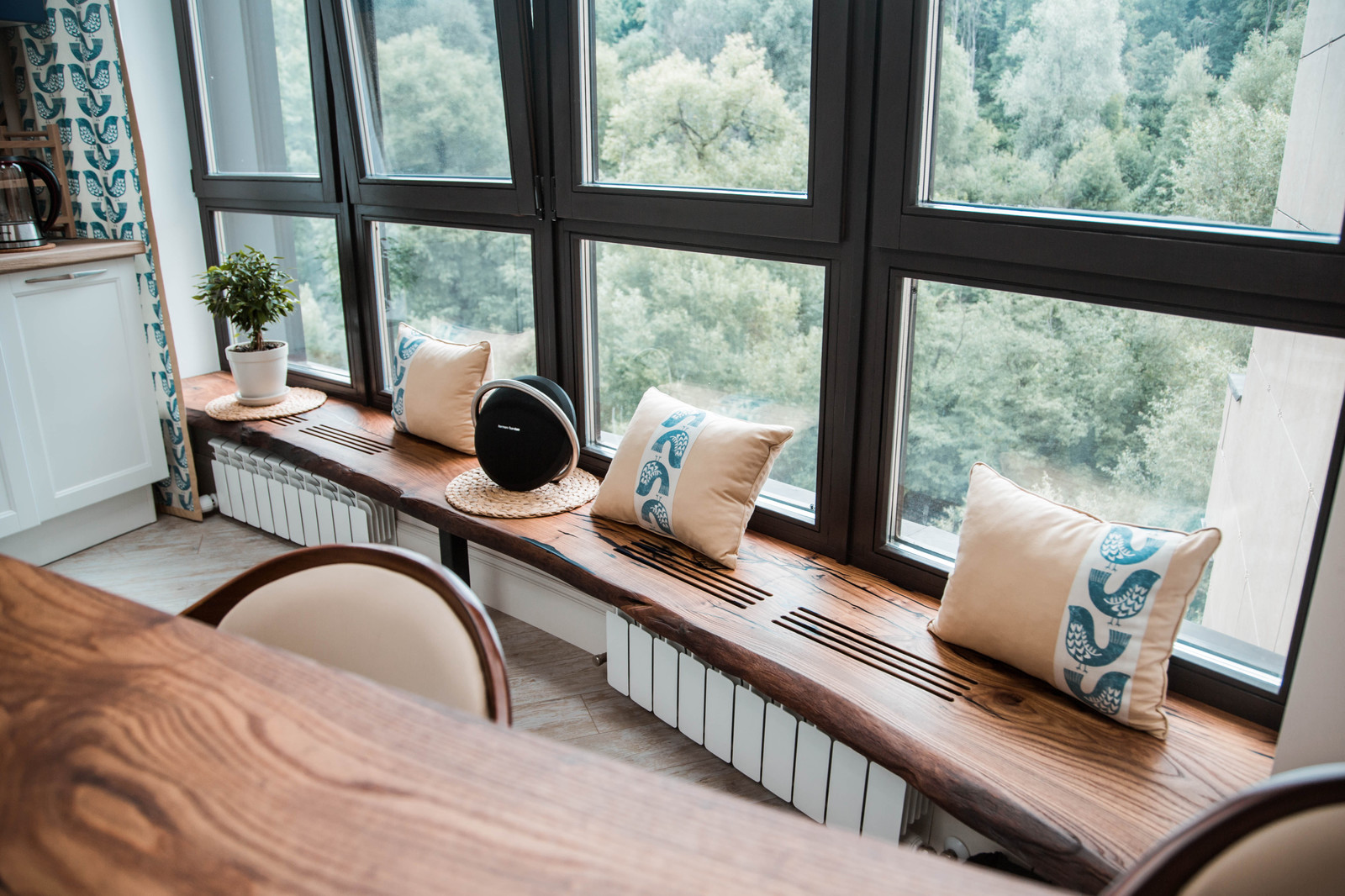 Столовая зона в квартире с панорамным видом